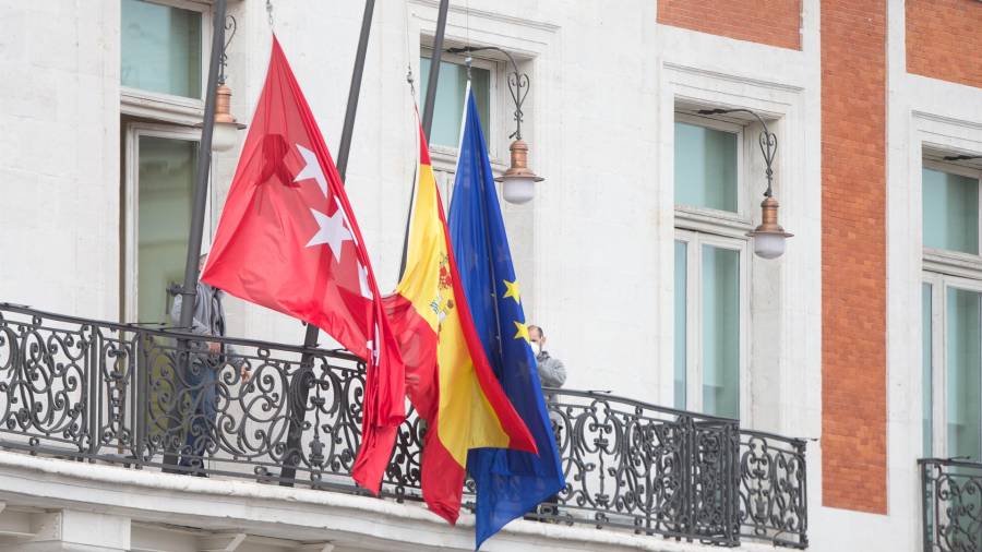 Banderas a media asta en la Real Casa de Correos, sede de la Comunidad de Madrid