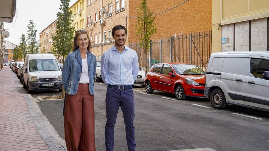 El alcalde, Alejandro Navarro Prieto, y la responsable del Plan Cuidemos Torrejón, funcionaria de carrera del Ayuntamiento e ingeniera de caminos, canales y puertos, Mercedes Tomé, en el Barrio San José