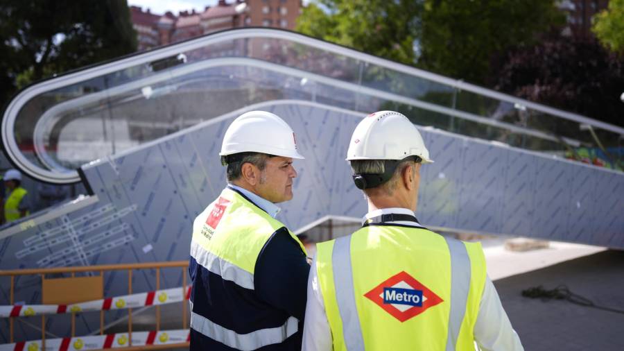 El consejero de Vivienda, Transportes e Infraestructuras, Jorge Rodrigo, supervisa la instalación de dos nuevas escaleras mecánicas en la estación de Metro de Estrella con acceso desde la calle