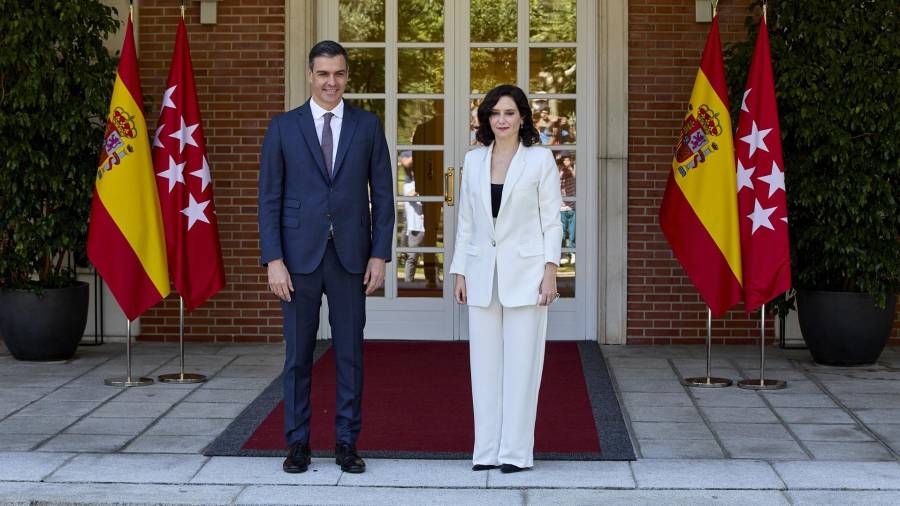 El presidente del Gobierno, Pedro Sánchez, recibe a la presidenta de la Comunidad de Madrid, Isabel Díaz Ayuso, a 9 de julio de 2021, en el Palacio de la Moncloa