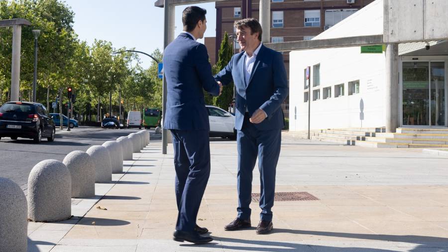 El consejero de Educación, Ciencia y Universidades de la Comunidad de Madrid, Emilio Viciana, junto al alcalde de Tres Cantos, Jesús Moreno, visita el municipio de la región para presentar un nuevo colegio