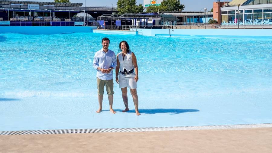 El alcalde, Alejandro Navarro Prieto, y la concejala de Deportes y Turismo, Miriam Gutiérrez, presentando el inicio de la temporada en la Piscina Municipal de Olas