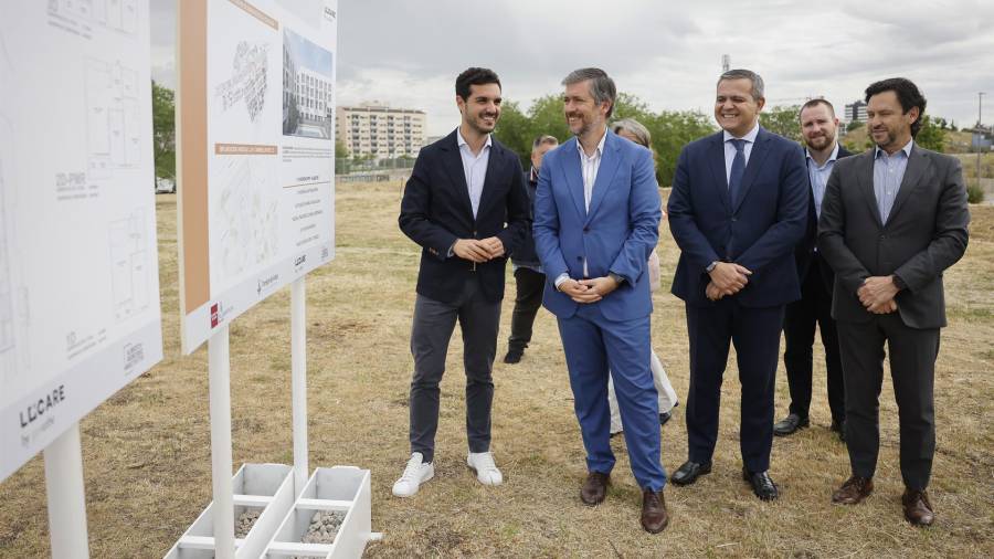 El consejero de Presidencia, Justicia y Administración Local, Miguel Ángel García Martín, y el de Vivienda, Transportes e Infraestructuras, Jorge Rodrigo, acompañados por el alcalde de Torrejón, Alejandro Navarro Prieto