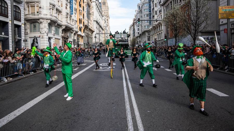 Varias personas disfrazadas durante el desfile por el día de San Patricio