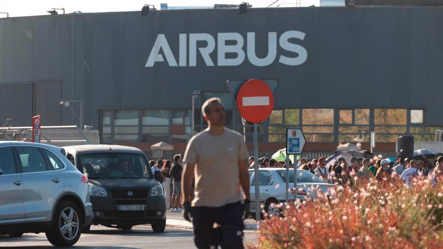Trabajadores de Airbus se concentran a las puertas de la sede de Getafe, a 1 de septiembre de 2026, en Getafe, Madrid
