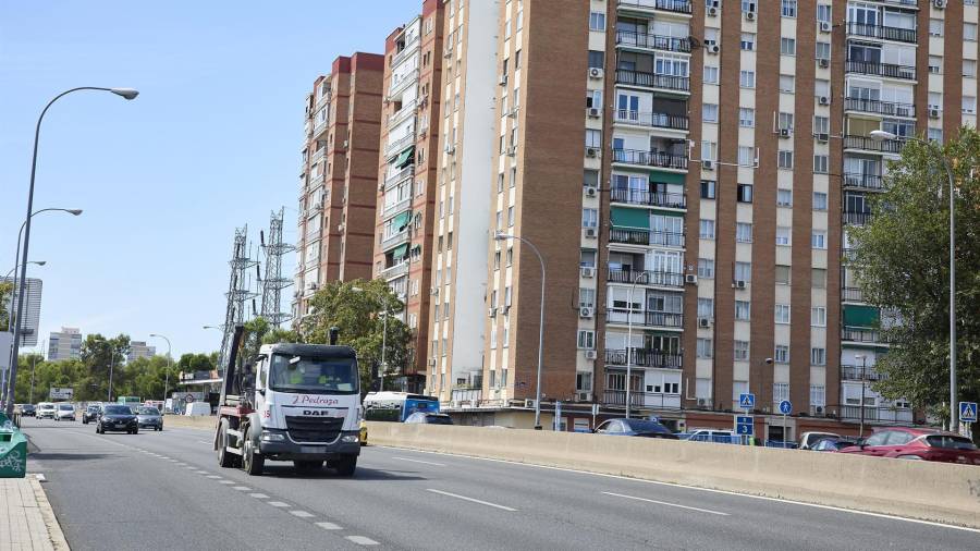 Varios coches circulan en la A-5