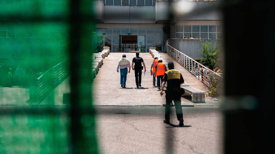 Un policía entra en las instalaciones donde se está llevando a cabo la obra en el polígono de La Cantueña, a 5 de junio de 2024, en Fuenlabrada, Madrid (España)