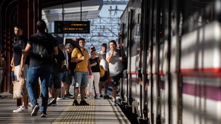 Viajeros en la Estación de Cercanías de Chamartín