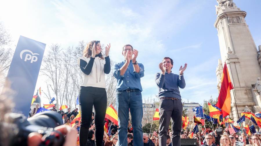 La presidenta de la Comunidad de Madrid, Isabel Díaz Ayuso, el presidente del Partido Popular, Alberto Núñez Feijóo, y el alcalde de Madrid, José Luis Martínez-Almeida, durante una manifestación convocada por el PP
