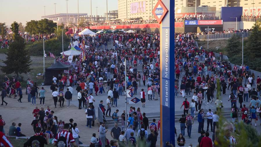 Decenas de aficionados en las inmediaciones del Estadio Cívitas Metropolitano