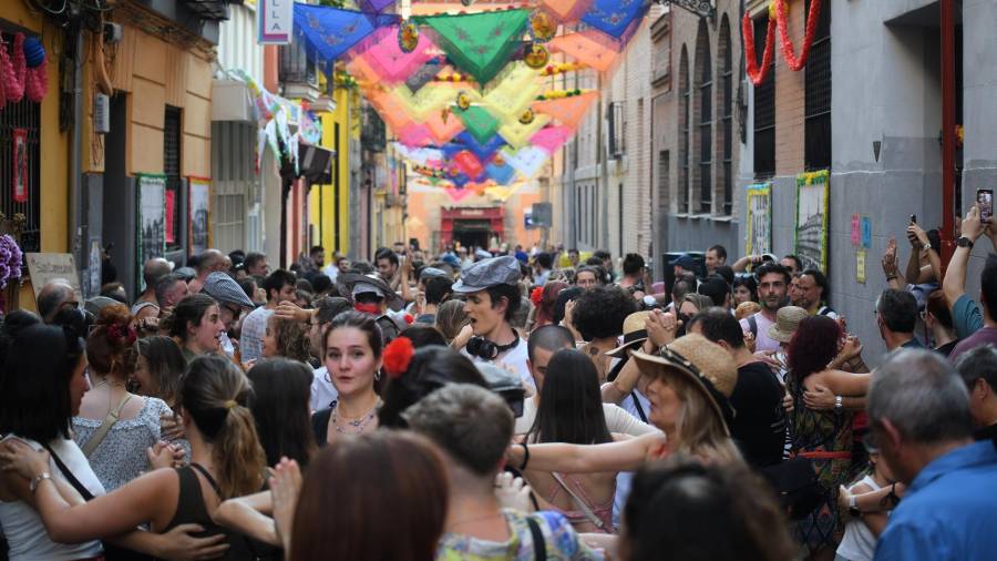 Decenas de personas durante las fiestas de San Cayetano 2024, en la calle del Oso, a 6 de agosto de 2024, en Madrid