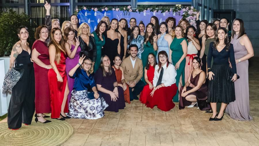 El alcalde, Alejandro Navarro Prieto, junto a las integrantes de la Asociación de Empresarias y Mujeres del Corredor del Henares