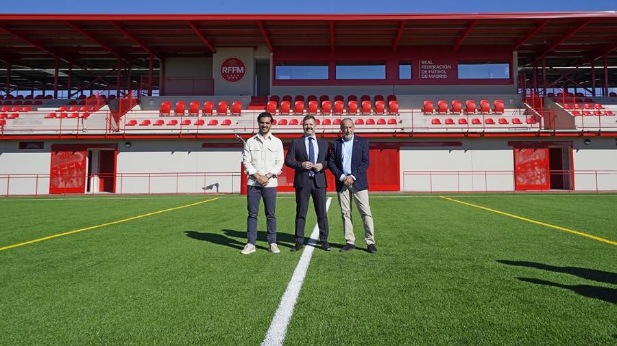 El alcalde, Alejandro Navarro Prieto, el consejero de Cultura, Turismo y Deporte, Mariano de Paco, y el presidente de la RFFM, Paco Díez, en la nueva Ciudad Deportiva de la Real Federación de Fútbol de Madrid