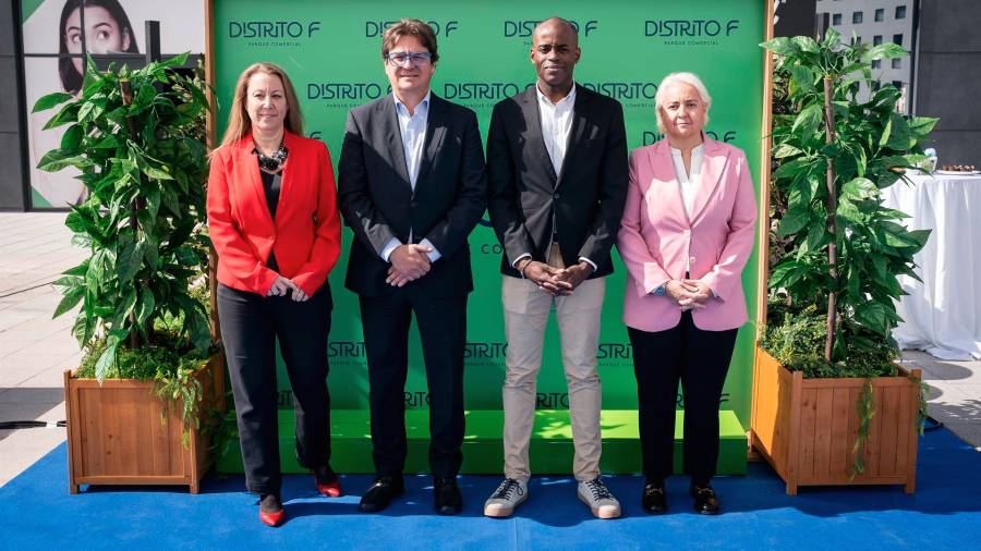 Foto de familia de la rueda de prensa de la presentación de Distrito F. De izquierda a derecha: Tania Lázaro (Aberdeen Investments), Javier Ayala (alcalde de Fuenlabrada), Javier Bokesa (Concejal de Fuenlabrada) y Araceli Suárez (gestora Distrito F)