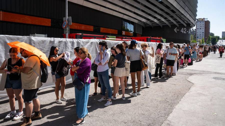 Decenas de personas hacen cola para la compra de merchandising de Taylor Swift, en los alrededores del Estadio Santiago Bernabéu, a 28 de mayo de 2024, en Madrid