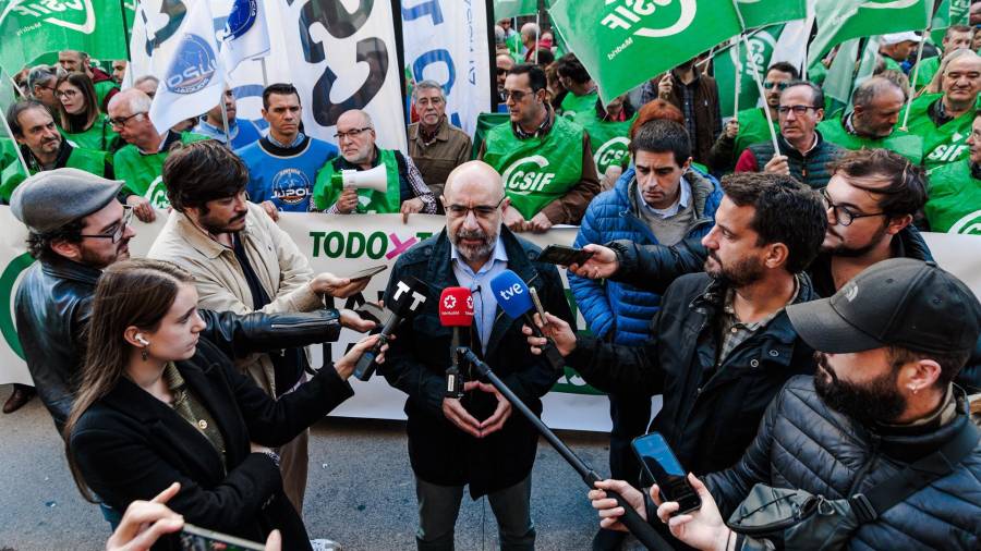 El presidente de la Central Sindical Independiente y de Funcionarios (CSFI), Miguel Borra, durante la concentración frente al Ministerio de Hacienda para pedir la mejora de condiciones laborales al conjunto de los empleados públicos y en defensa de Muface