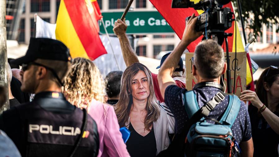 Varias personas se concentran para protestar contra el presidente del Gobierno antes de que su mujer, Begoña Gómez, llegue a declarar como investigada, en los juzgados de Plaza de Castilla