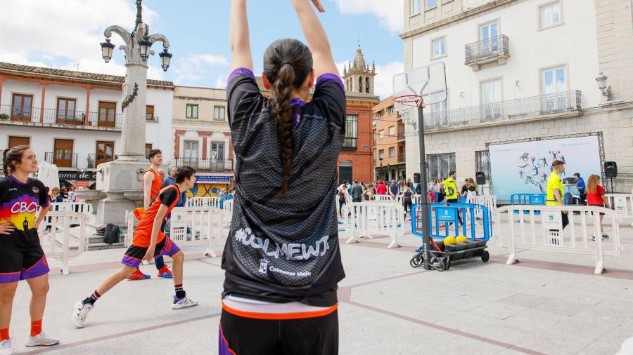 Partido de baloncesto en el exterior