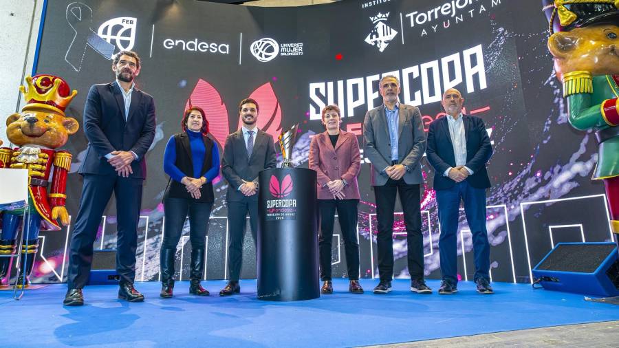 Foto en Fitur tras el anuncio de Torrejón de Ardoz como sede de la Supercopa Femenina de Baloncesto 2026
