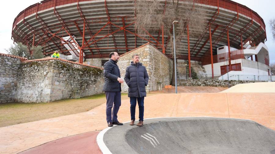 El consejero de Presidencia, Justicia y Administración Local, Ángel García Martín, y el alcalde de Colemenar Viejo, Carlos Blázquez, en una visita al Parque de los Héroes