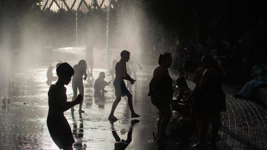 Varias personas se refrescan en las fuentes de Madrid Río, a 23 de junio de 2026, en Madrid (España)