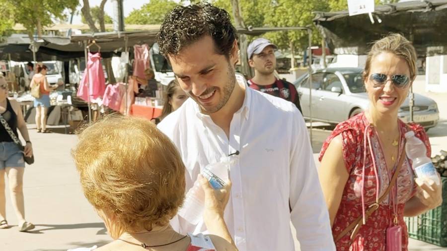El alcalde, Alejandro Navarro Prieto, visita el tradicional mercadillo de los miércoles y reparte botellas de agua entre los vecinos