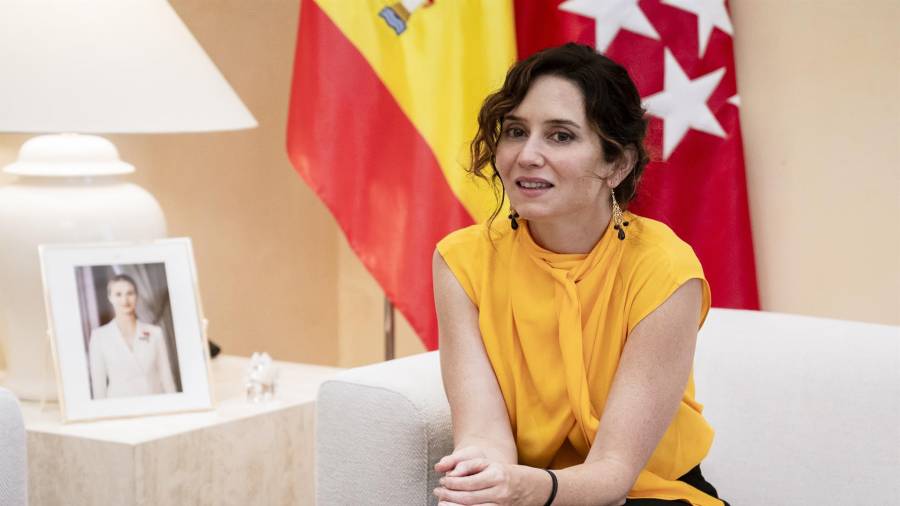 La presidenta de la Comunidad de Madrid, Isabel Díaz Ayuso, durante una reunión con la directora general de la Fundación Secretariado Gitano