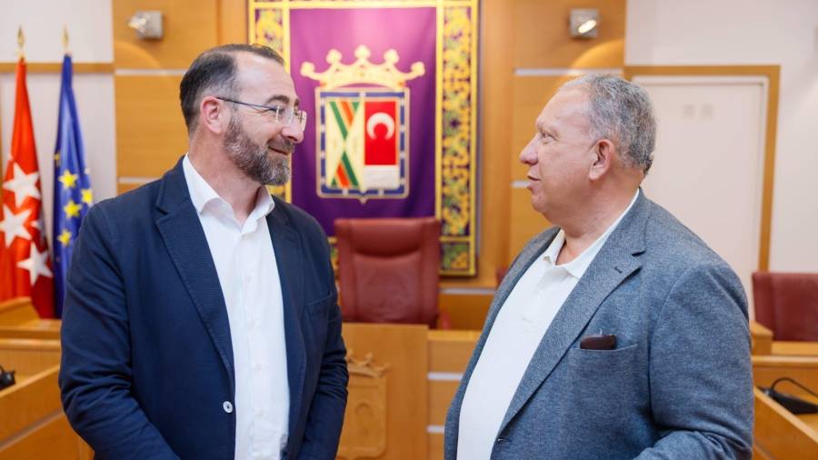 El alcalde, Carlos Blázquez Rodríguez, y el presidente de la Asociación de Empresarios, Comerciantes y Autónomos de Colmenar Viejo