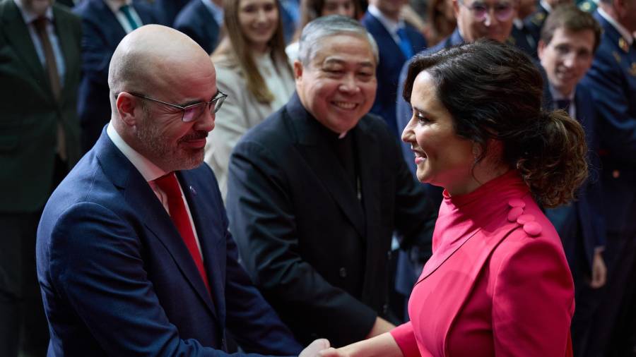 La presidenta de la Comunidad de Madrid, Isabel Díaz Ayuso saluda al delegado del Gobierno en la Comunidad de Madrid, Francisco Martín, a su llegada a los actos conmemorativos del 45º aniversario de la Constitución Española