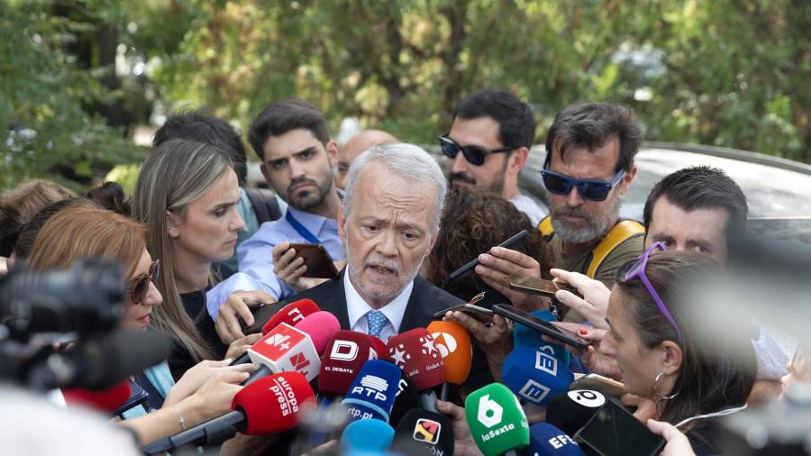 El abogado de Begoña Gómez, Antonio Camacho, atiende a medios en la entrada de la testifical del presidente de Gobierno, en el Palacio de La Moncloa