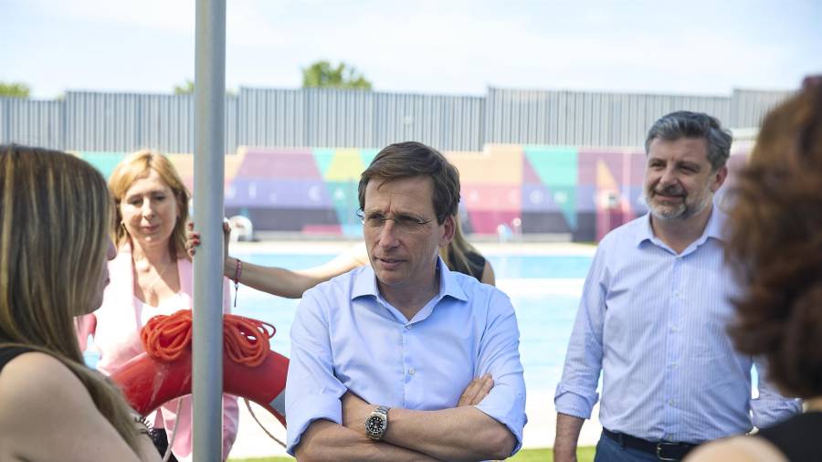 El alcalde de Madrid, José Luis Martínez-Almeida, junto al concejal de Barajas, Juan Peña, presenta la temporada 2025 de piscinas de verano municipales desde el Centro Deportivo Municipal Mistral