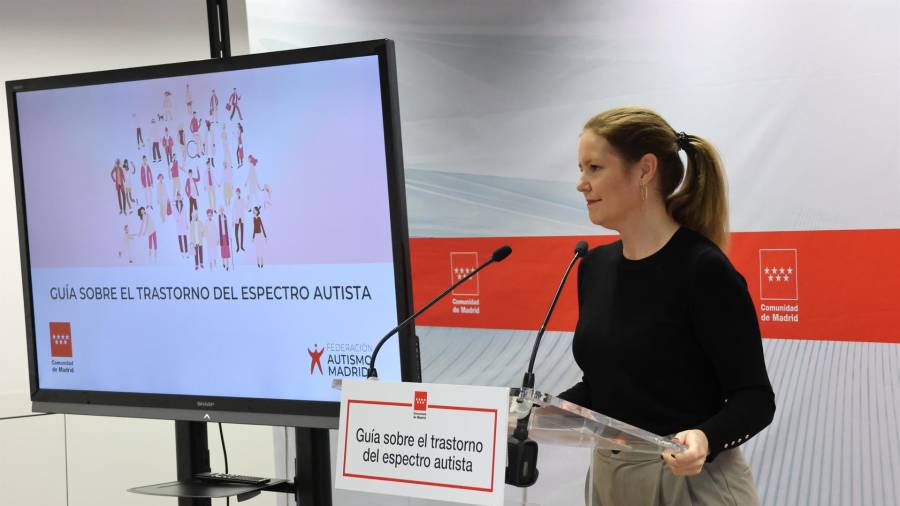 La consejera de Familia, Juventud y Asuntos Sociales, Ana Dávila, presenta una guía sobre el TEA