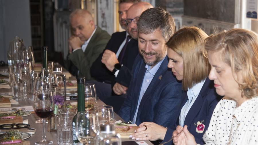 El consejero de Presidencia, Justicia y Administración Local, Miguel Ángel García Martín, junto a la alcaldesa de Alcalá, Judith Piquet, participa en una ruta de tapas de la UE