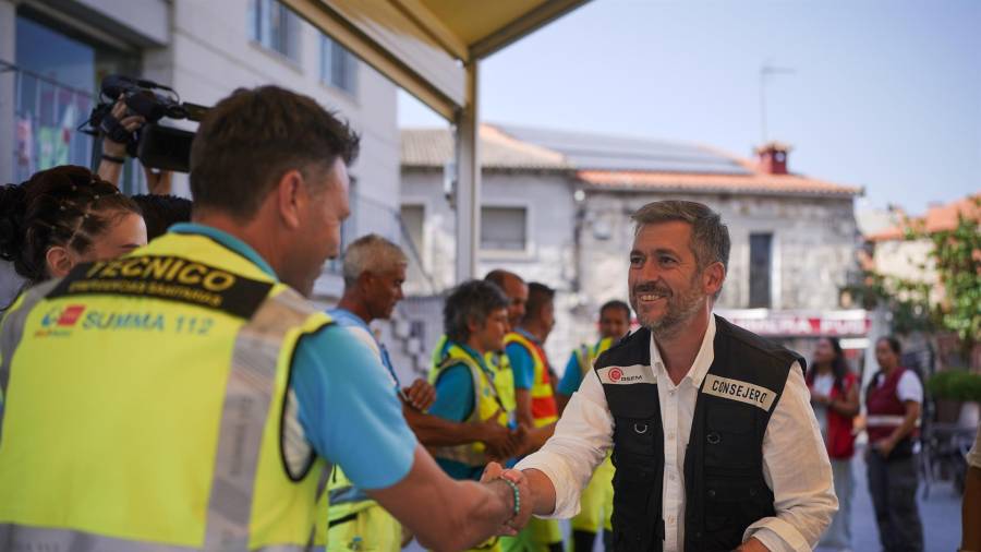 El consejero de Presidencia, Justicia y Administración Local, Miguel Ángel García Martín, supervisa la atención en la llegada de los vecinos evacuados que vuelven a sus casas