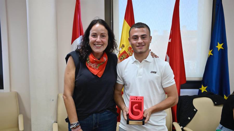 La alcaldesa del municipio, Lucía Fernández, junto al jugador del Rayo Vallecano Samuel Becerra, vecino de la ciudad