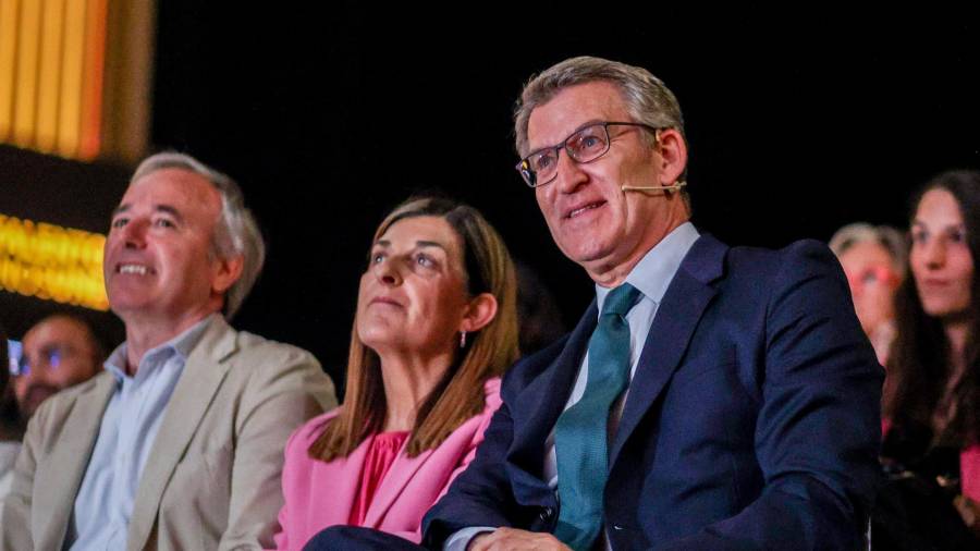 El presidente del Gobierno de Aragón, Jorge Azcón; la presidenta de Cantabria, María José Sáenz de Buruaga y el presidente del PP, Alberto Núñez Feijóo, durante la quinta edición del Gran Foro del Talento