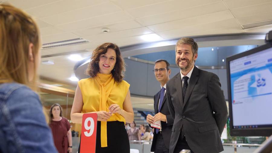 La presidenta de la Comunidad de Madrid, Isabel Díaz Ayuso, y el consejero de Presidencia, Justicia y Administración Local, Miguel Ángel García , durante su visita a las instalaciones de la nueva Oficina Central de Atención al Ciudadano