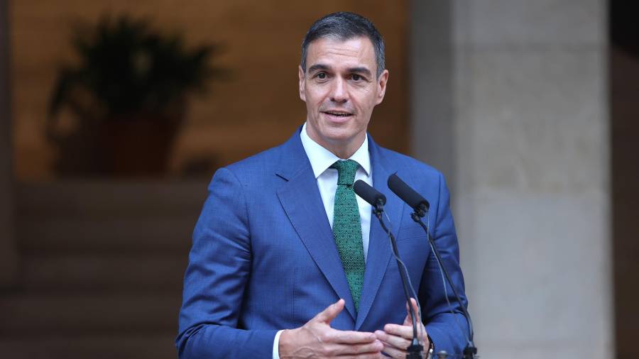 El presidente del Gobierno, Pedro Sánchez, comparece ante los medios tras mantener una reunión con el Rey, en el Palacio de la Almudaina, a 30 de julio de 2024, en Palma de Mallorca