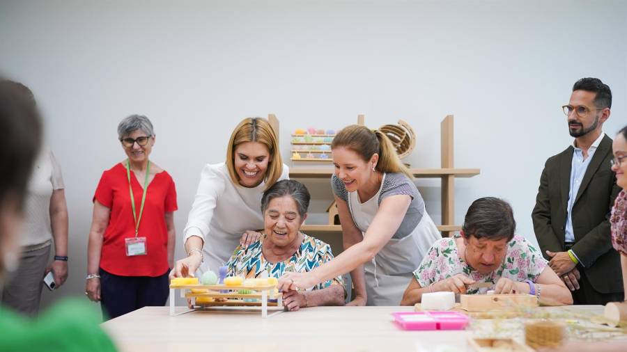 La consejera de Familia, Juventud y Asuntos Sociales, Ana Dávila, acompañada por la alcaldesa, Judith Piquet, visita el nuevo centro ocupacional destinado a promover la autonomía de mujeres con discapacidad intelectual