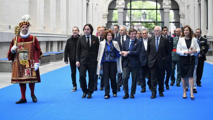 El alcalde de Madrid, José Luis Martínez-Almeida, llega al acto de entrega de las distinciones honoríficas con motivo de la festividad de San Isidro, en la Galería de Cristal del Palacio de Cibeles