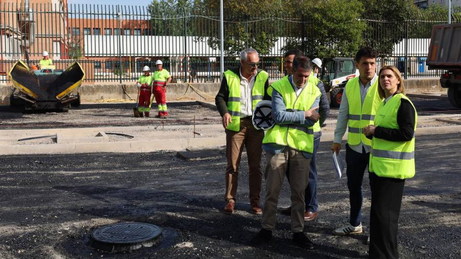 La alcaldesa, Judith Piquet, acompañada del concejal de Obras, Antonio Saldaña, visita los trabajos del nuevo aparcamiento publico