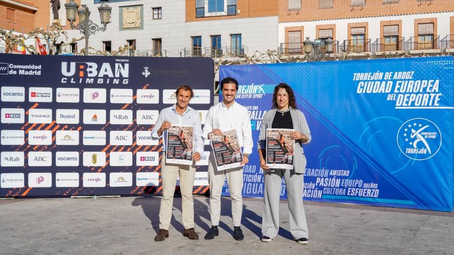 De izquierda a derecha: Juan Pedro Díaz, director general comercial del Grupo Vocento, Alejandro Navarro, alcalde de Torrejón de Ardoz, y Miriam Gutiérrez, concejala de Deportes y Turismo