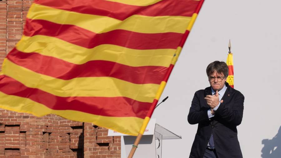 El expresidente de la Generalitat de Catalunya Carles Puigdemont aplaude durante un acto de bienvenida organizado por entidades independentistas en el paseo Lluís Companys