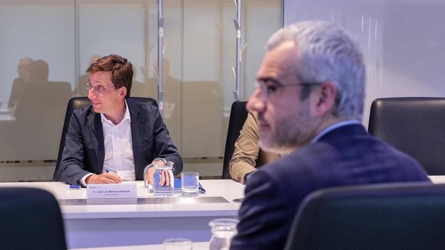 Encuentro del alcalde de Madrid, José Luis Martínez-Almeida, con el presidente de Aena, Maurici Lucena