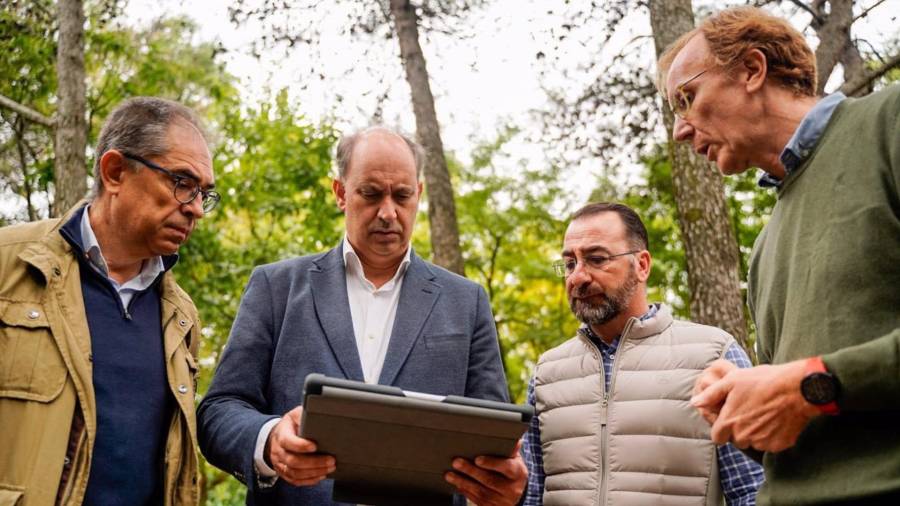 El consejero de Digitalización, Miguel López-Valverde, visita Colmenar junto al alcalde de la localidad, Carlos Blázquez