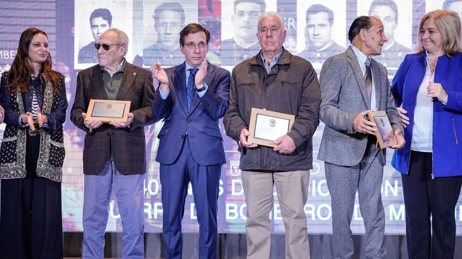 El alcalde de la capital, José Luis Martínez-Almeida, acompañado de la vicealcaldesa y delegada de Seguridad y Emergencias, Inma Sanz, y de la concejala de Retiro, Andrea Levy, homenaje a los bomberos con más de 40 años de servicio en el cuerpo