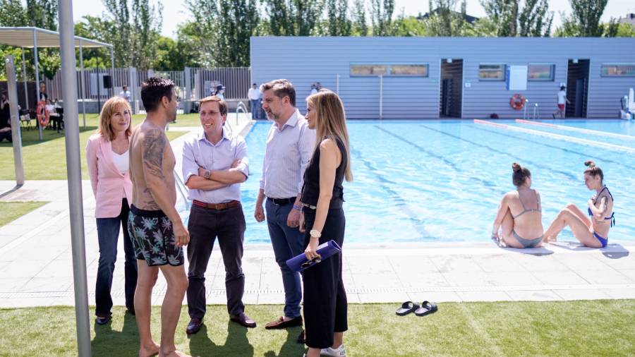 El alcalde de Madrid, José Luis Martínez-Almeida, acompañado de la concejala delegada de Deporte, Sonia Cea, y el concejal de Barajas, Juan Peña, visita las instalaciones del Centro Deportivo Municipal Mistral