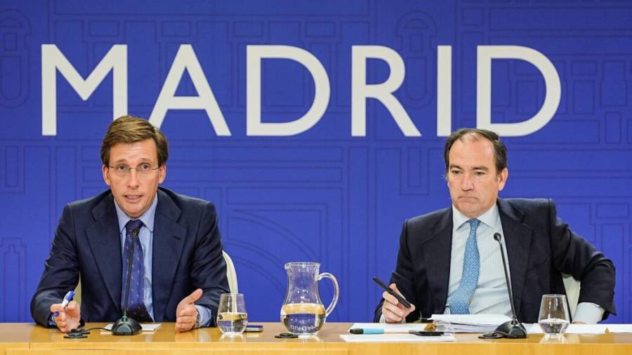 El alcalde de Madrid, José Luis Martínez-Almeida, presenta el Plan Reside de Madrid, junto al Delegado de Urbanismo, Medio Ambiente y Movilidad, Borja Carabante