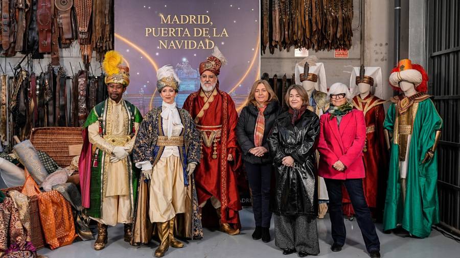 La vicealcaldesa de Madrid y alcaldesa en funciones, Inma Sanz, y la delegada de Cultura, Turismo y Deporte, Marta Rivera de la Cruz, junto a los pajes reales durante la presentación de la cabalgata de Reyes 2025