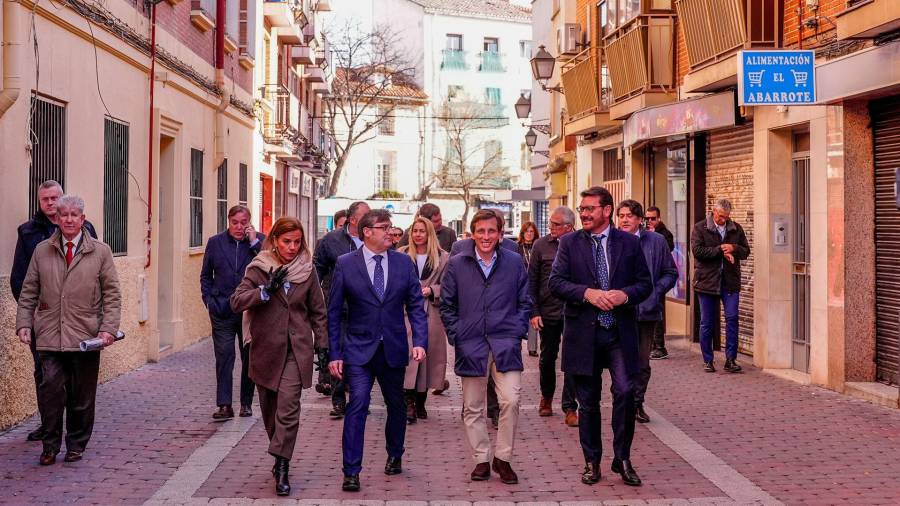 El alcalde de Madrid, José Luis Martínez-Almeida, acompañado por la vicealcaldesa, Inma Sanz, y el delegado de Políticas de Vivienda y presidente de la Empresa Municipal de la Vivienda y Suelo (EMVS Madrid), Álvaro González, presenta el Plan Regenera